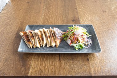 Yeni hazırlanmış yemek / yemek bir restoranda servis edilecek.