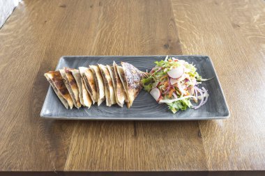 Yeni hazırlanmış yemek / yemek bir restoranda servis edilecek.