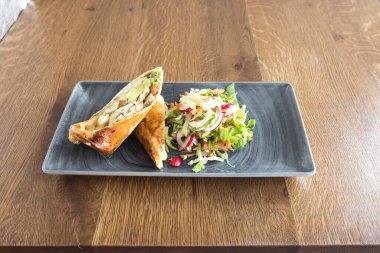 Yeni hazırlanmış yemek / yemek bir restoranda servis edilecek.