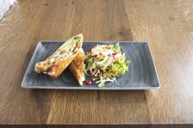 Yeni hazırlanmış yemek / yemek bir restoranda servis edilecek.