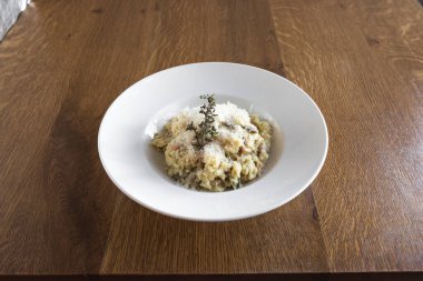 Yeni hazırlanmış yemek / yemek bir restoranda servis edilecek.