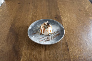 Yeni hazırlanmış yemek / yemek bir restoranda servis edilecek.