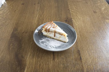 Yeni hazırlanmış yemek / yemek bir restoranda servis edilecek.