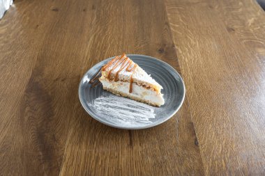 Yeni hazırlanmış yemek / yemek bir restoranda servis edilecek.