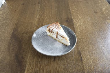 Yeni hazırlanmış yemek / yemek bir restoranda servis edilecek.