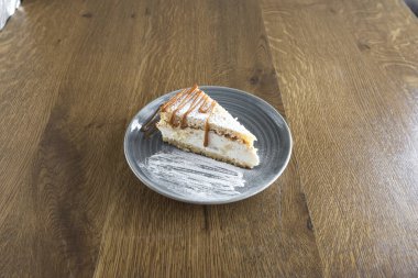 Yeni hazırlanmış yemek / yemek bir restoranda servis edilecek.