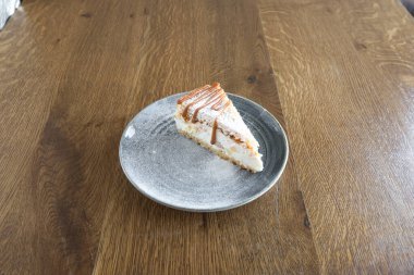 Yeni hazırlanmış yemek / yemek bir restoranda servis edilecek.