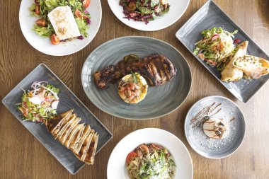 Yeni hazırlanmış yemek / yemek bir restoranda servis edilecek.