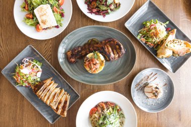 Yeni hazırlanmış yemek / yemek bir restoranda servis edilecek.