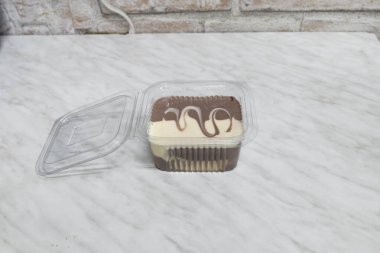 Yeni hazırlanmış yemek / yemek bir restoranda servis edilecek.