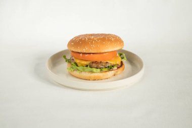 Yeni hazırlanmış yemek / yemek bir restoranda servis edilecek.