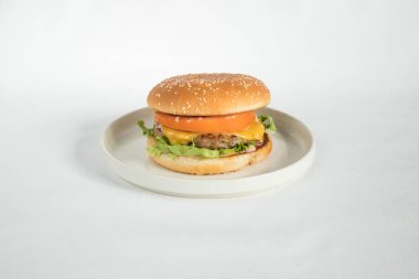 Yeni hazırlanmış yemek / yemek bir restoranda servis edilecek.