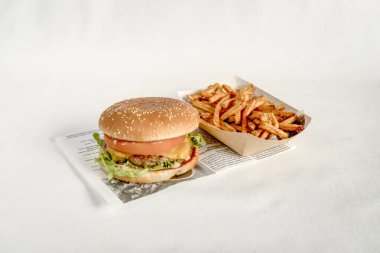 Yeni hazırlanmış yemek / yemek bir restoranda servis edilecek.