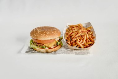 Yeni hazırlanmış yemek / yemek bir restoranda servis edilecek.