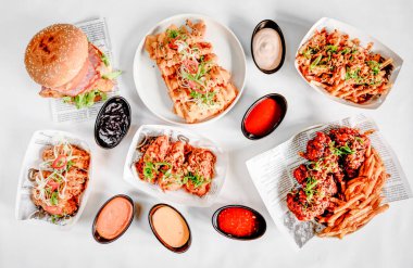 Yeni hazırlanmış yemek / yemek bir restoranda servis edilecek.