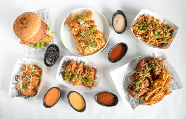 Yeni hazırlanmış yemek / yemek bir restoranda servis edilecek.