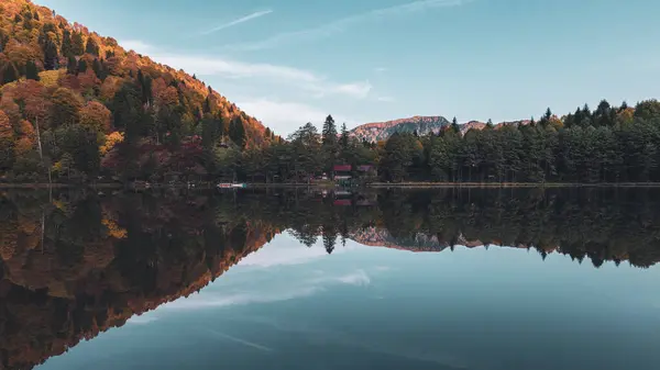 Borcka Gölü 'nde bir sonbahar sabahı. Erken sızan gölün panoramik manzarası. Doğa ve turizm ile ilgili çalışmalar uygundur.