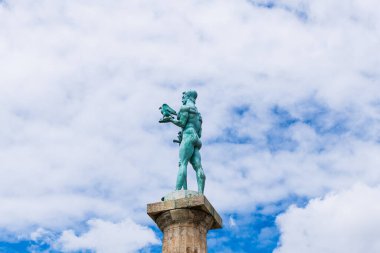 Belgrad, Sırbistan - 9 Mayıs 2024: Belgrad 'ın turistik merkezi Victor Monument' ın alt manzarası. Arka planda bulutlarla dikkat çeken anıt, seyahatle ilgili faaliyetlerde kullanılmak için uygundur..