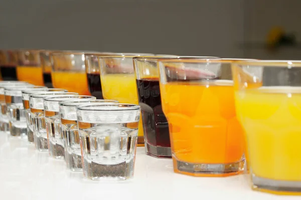 Glas Med Vodka Och Färg Juice Stå Rad Bar Disk — Stockfoto