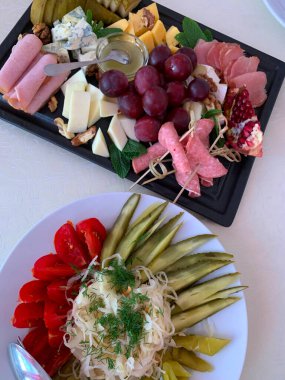 İki tabak, şaraplı bir aperatif ve votkalı bir aperatif.