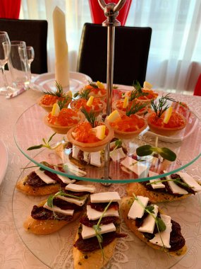 Deniz ürünleri tartları, kanepe yakın plan, aperatiflerle birlikte sofra.