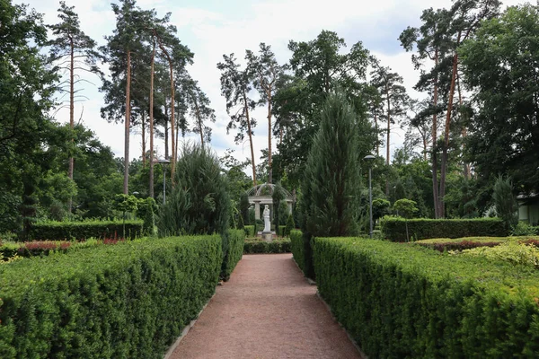 宮殿の公園内の庭園 — ストック写真
