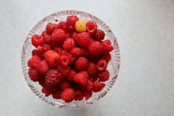 Ripe Raspberries Crystal Bowl Table — Stock Photo, Image