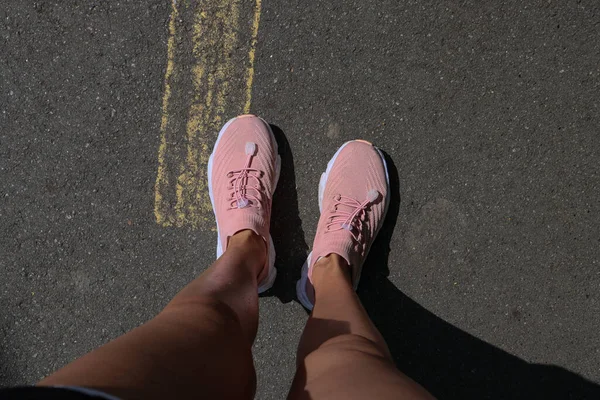 Γυναικεία Πόδια Ροζ Αθλητικά Παπούτσια Στην Άσφαλτο — Φωτογραφία Αρχείου