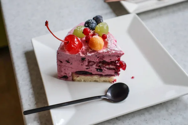 Das Stück Fruchtkuchen Mit Beeren Auf Einem Weißen Teller — Stockfoto
