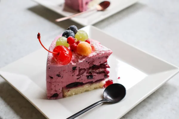 Das Stück Fruchtkuchen Mit Beeren Auf Einem Weißen Teller — Stockfoto