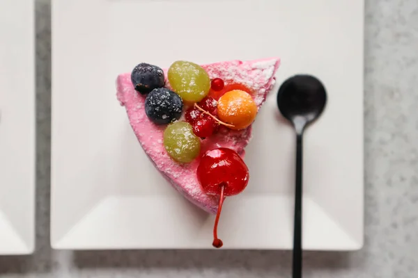 접시에 열매가 케이크 — 스톡 사진