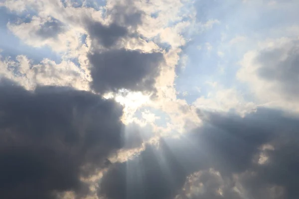 Chmurne Niebo Światłem Słonecznym Naturalne Tło — Zdjęcie stockowe