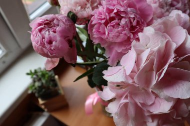 buket pembe peonies, yakın çekim.