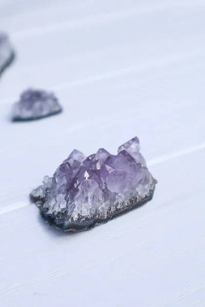 Pedras Ametista Mineral Sobre Fundo Madeira Branca Perto — Fotografia de Stock