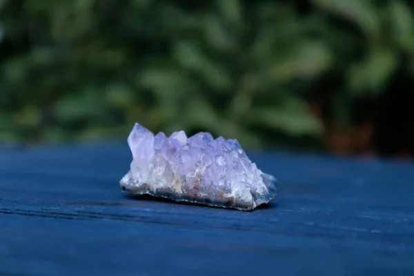 Ametista Pedra Preciosa Semi Preciosa Fundo Madeira Azul — Fotografia de Stock