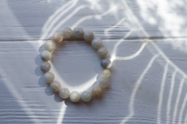 Beyaz bir masada ay taşından bilezik.