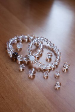 Bilezikler, boncuklu kaya kristali, yaklaş. Yarı değerli taşların aksesuarları..