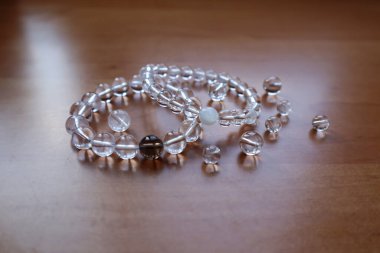 Bilezikler, boncuklu kaya kristali, yaklaş. Yarı değerli taşların aksesuarları..