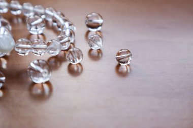 Bilezikler, boncuklu kaya kristali, yaklaş. Yarı değerli taşların aksesuarları..