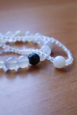 Chalcedony ve Ag Stone 'dan kolye ve bilezik. Minerallerin mücevherleri..