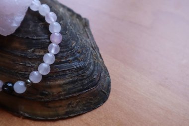 Doğal kabuktaki kristallerden gül kuvars ve bilezik..