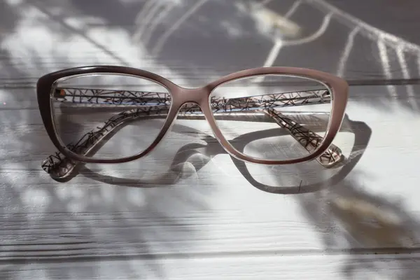 Brillen Beige Frame Houten Tafel Zonneschijn — Stockfoto