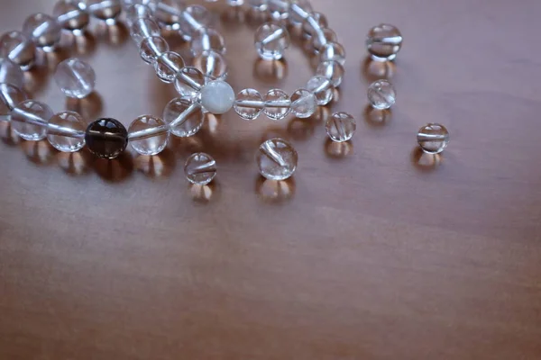 有珠子的手镯的水晶 靠拢的 天然半宝石的配件 — 图库照片