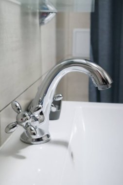 Banyodaki krom musluğu kapat..