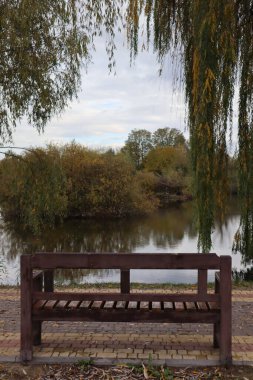Yedek kulübesi. Sonbaharda ıssız bir yer.