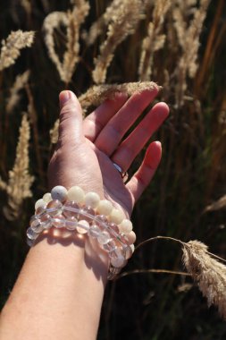 Kadın eli, tarlaya yaklaş..