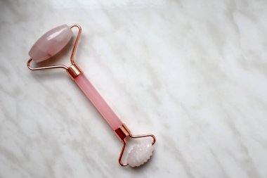 Yüz masajcısı, gül kuvars. Cilt bakım aygıtı.