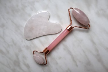 Patenli masaj aleti ve kazıyıcı gua sha, gül kuvars. Cilt bakım aygıtları.