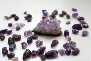 Ametist druse ve ametist kiesel, kapatın..