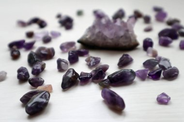 Ametist druse ve ametist kiesel, kapatın..